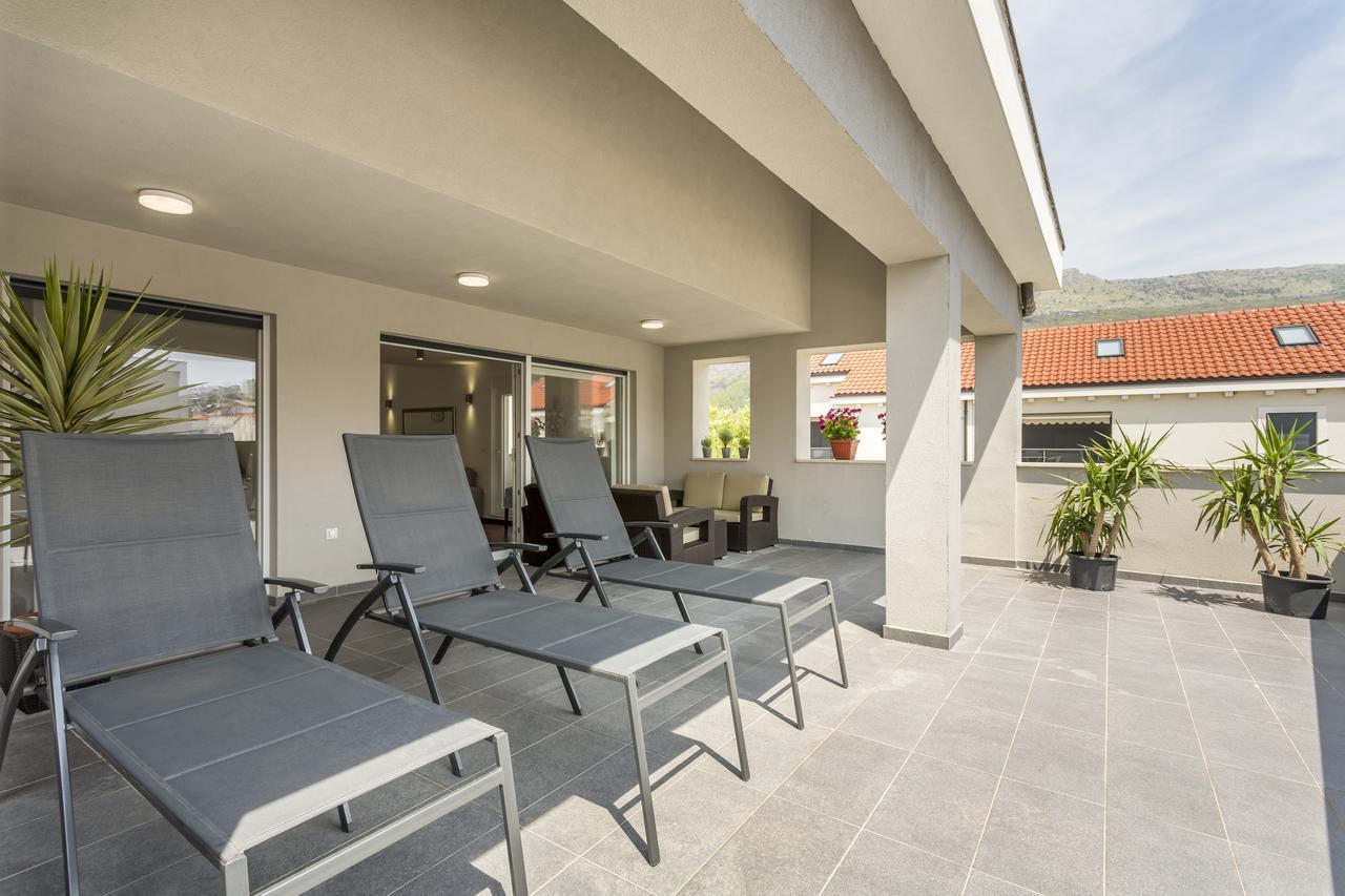 Luxury 3 Bed Apartment, Large Terrace, Pool, Close To And Split! Lägenhet *